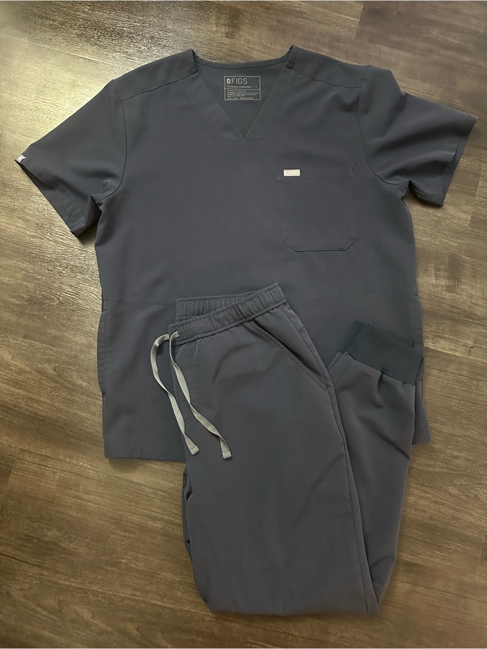 Figs Quiet Navy Men’s Scrub Set